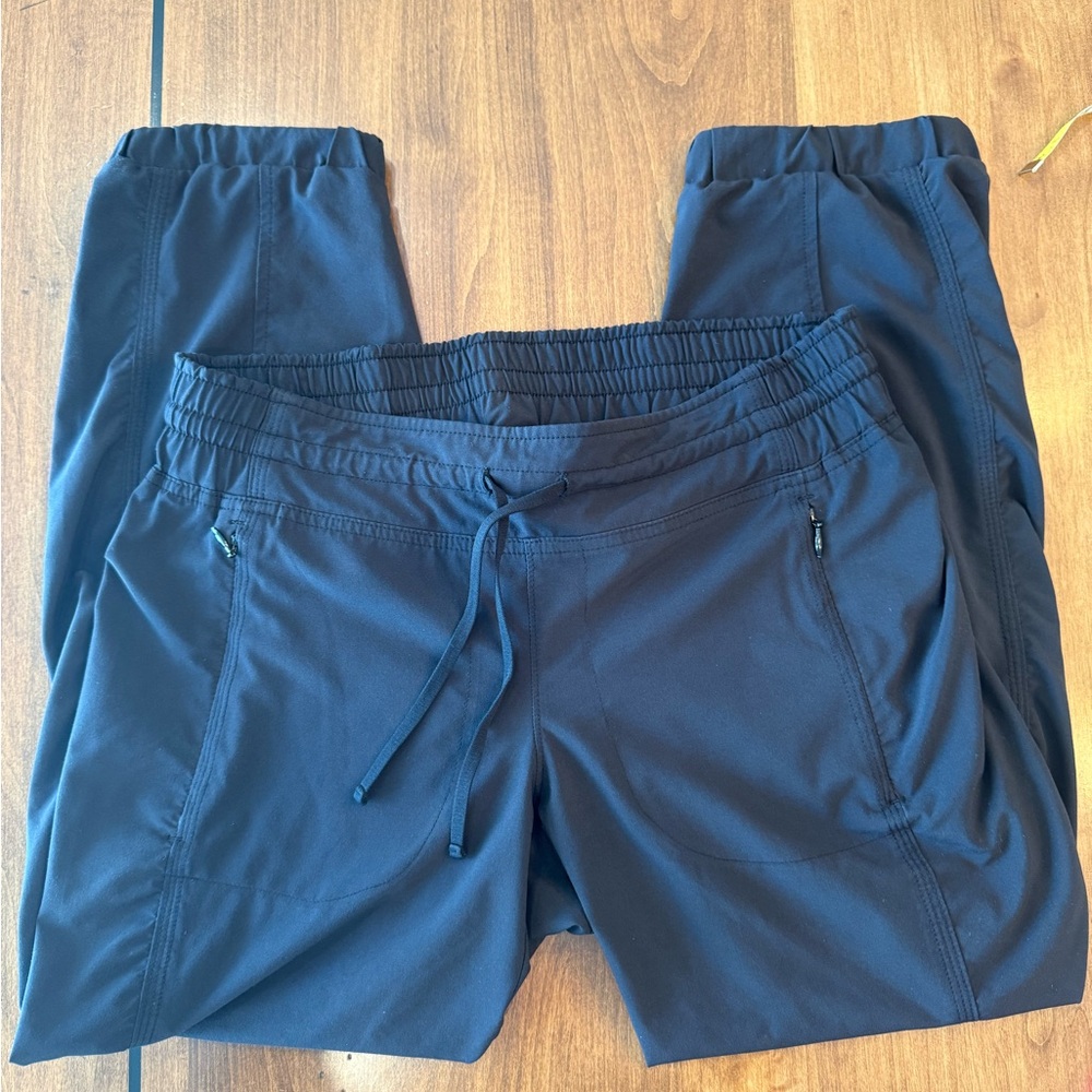 Athleta black capri jogger